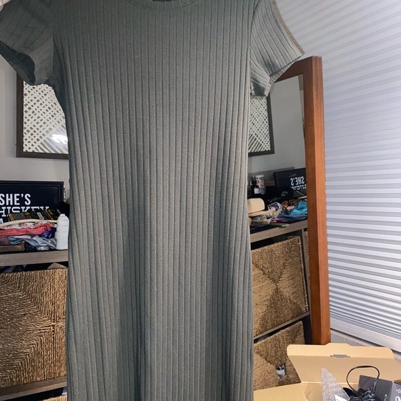 Green dress with cutout back - Picture 4 of 4